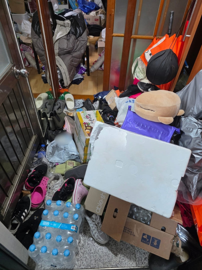 대전 쓰레기집 현관