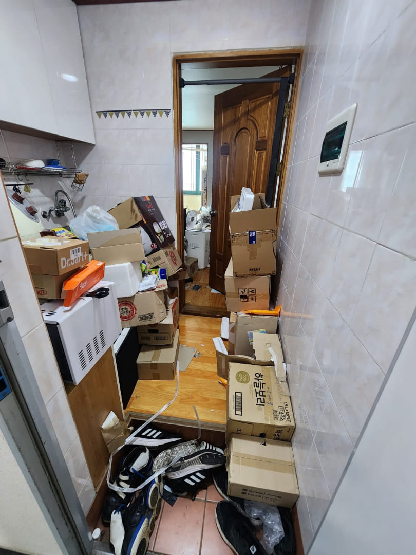 쓰레기집 현관문