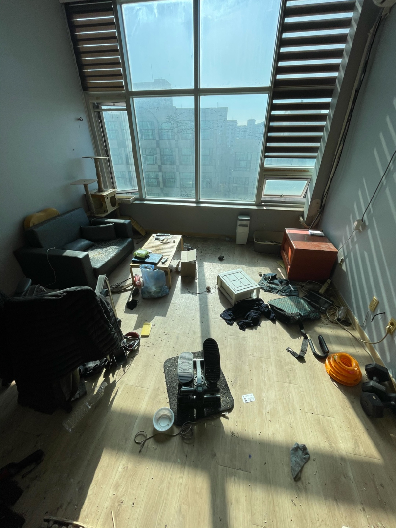 쓰레기집 거실 바닥