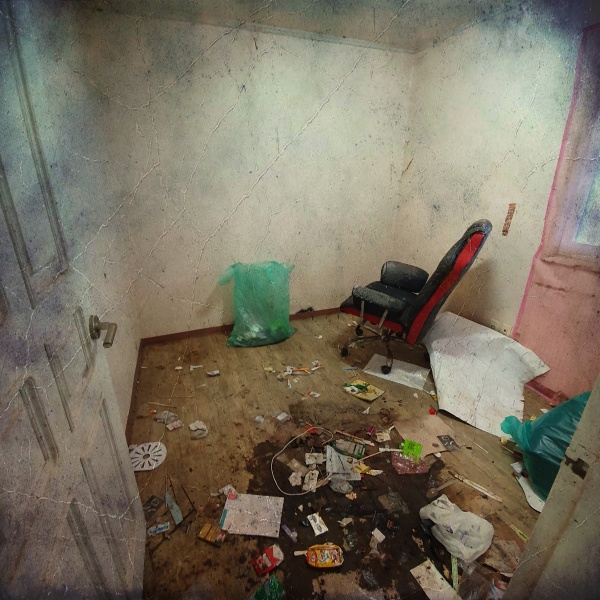 성남 쓰레기집 작은 방 청소중인 사진