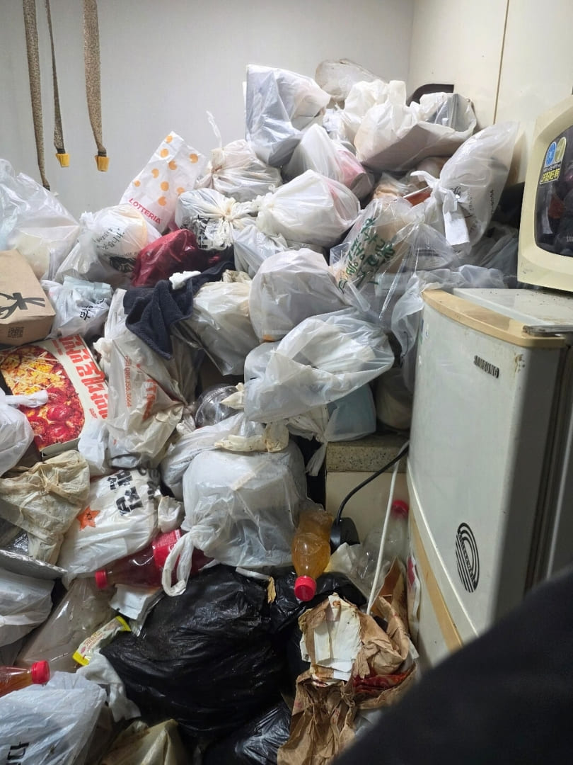 부산 쓰레기집 주방