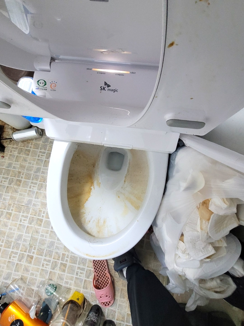 인천 쓰레기집 화장실 변기
