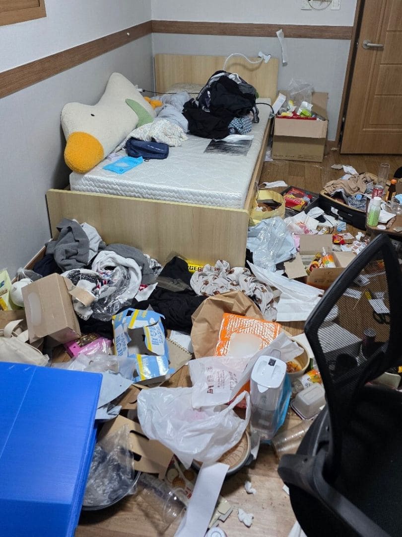 쓰레기집 침실 침대 