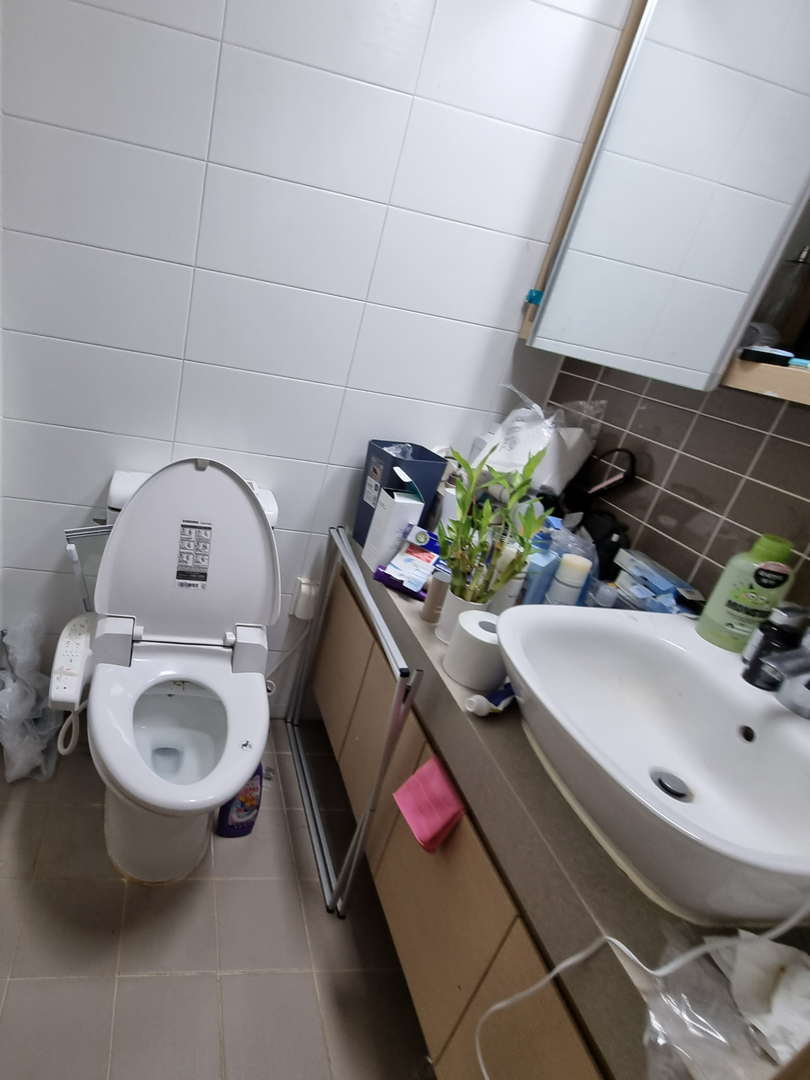 창원 쓰레기집 화장실