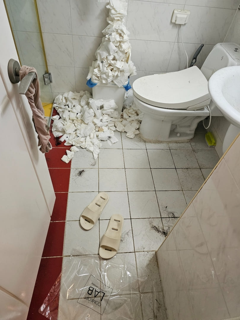 부산 쓰레기집 화장실