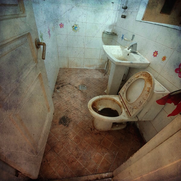 화장실 쓰레기집청소 전 사진, 변기에 더러운 물 바닥에 오염된 자국
