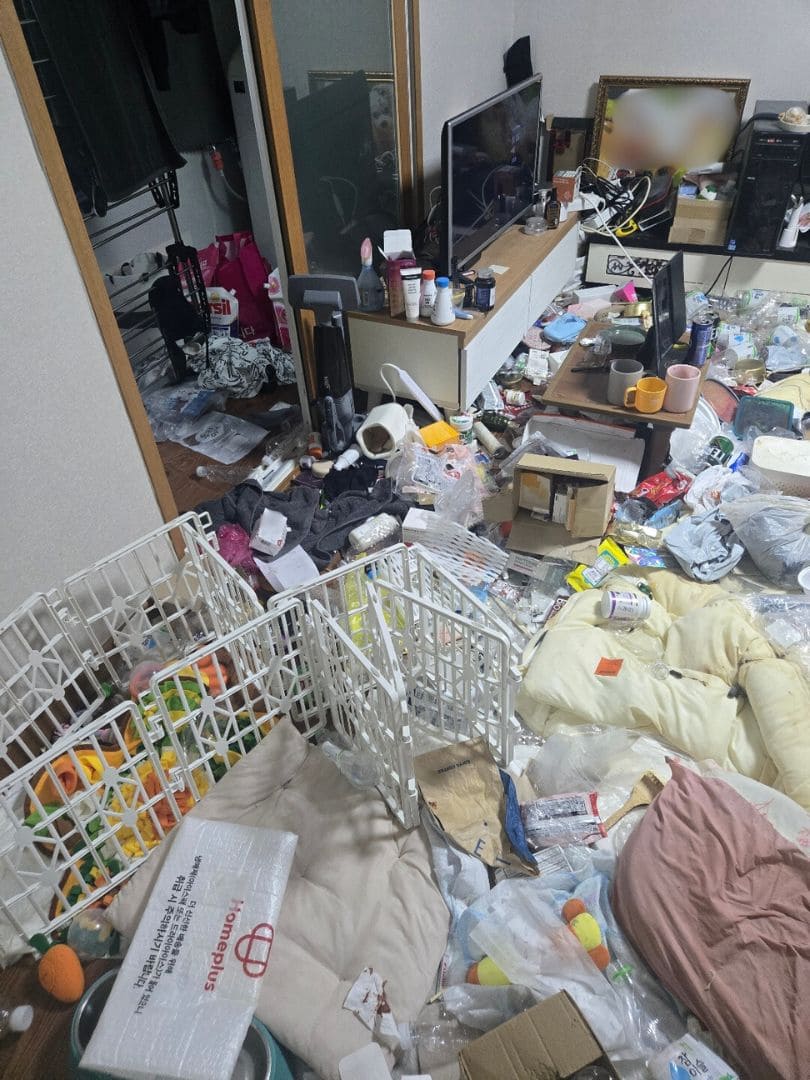 쓰레기집 거실