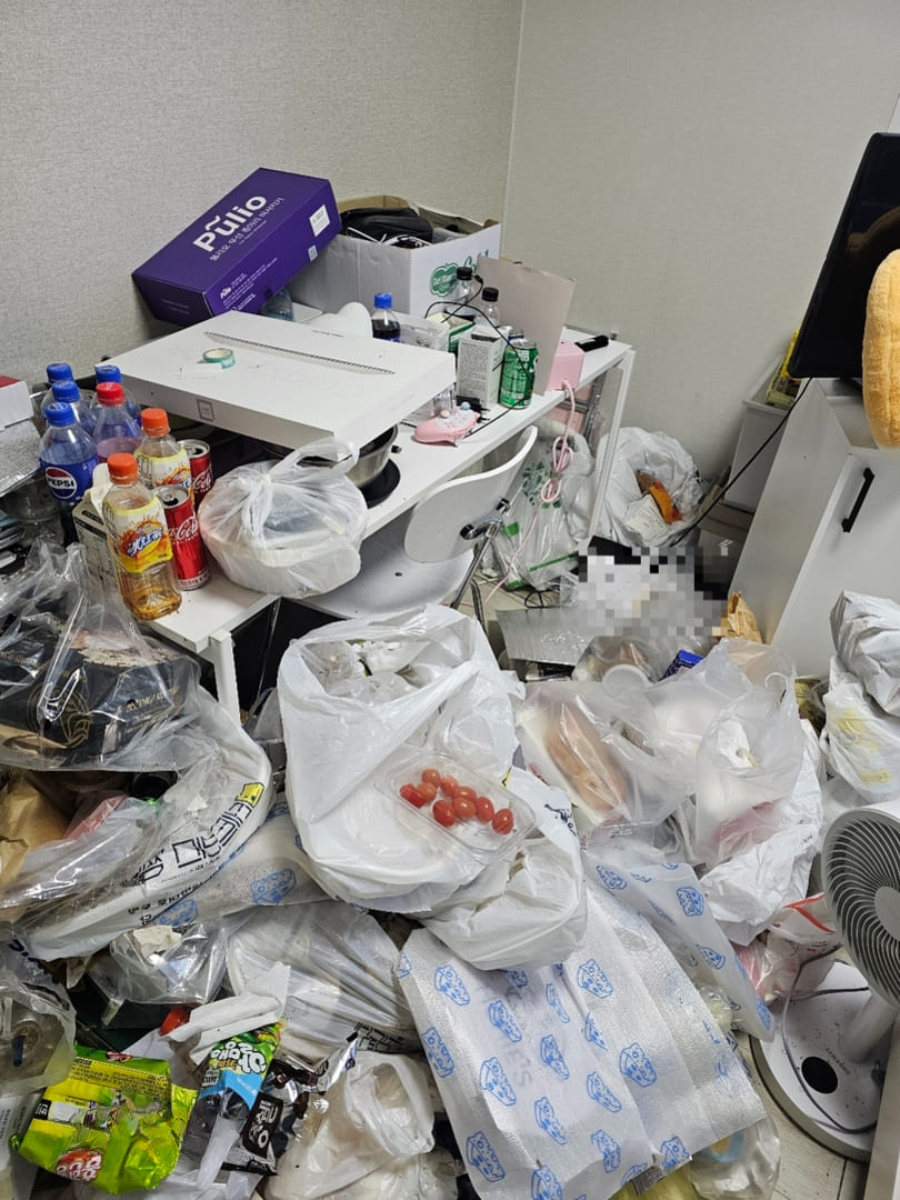 안방 바닥 쓰레기