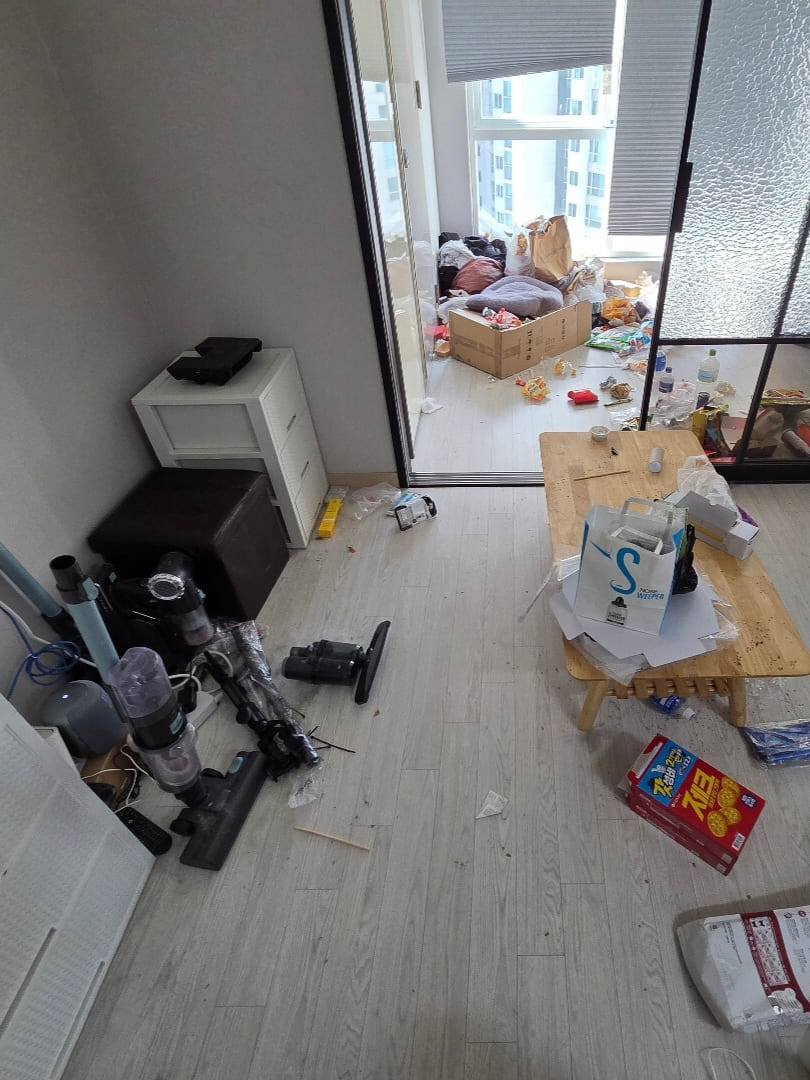 거실 벽면 쓰레기집특수청소