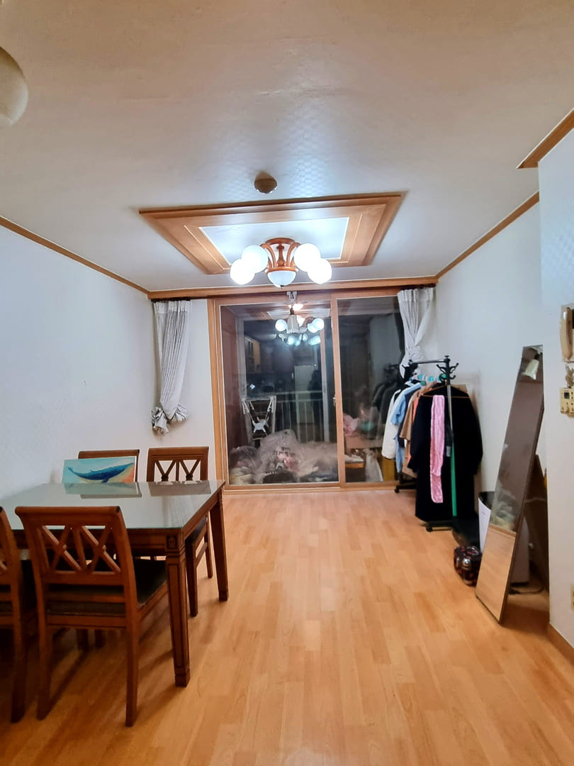 아파트 거실 거주 청소