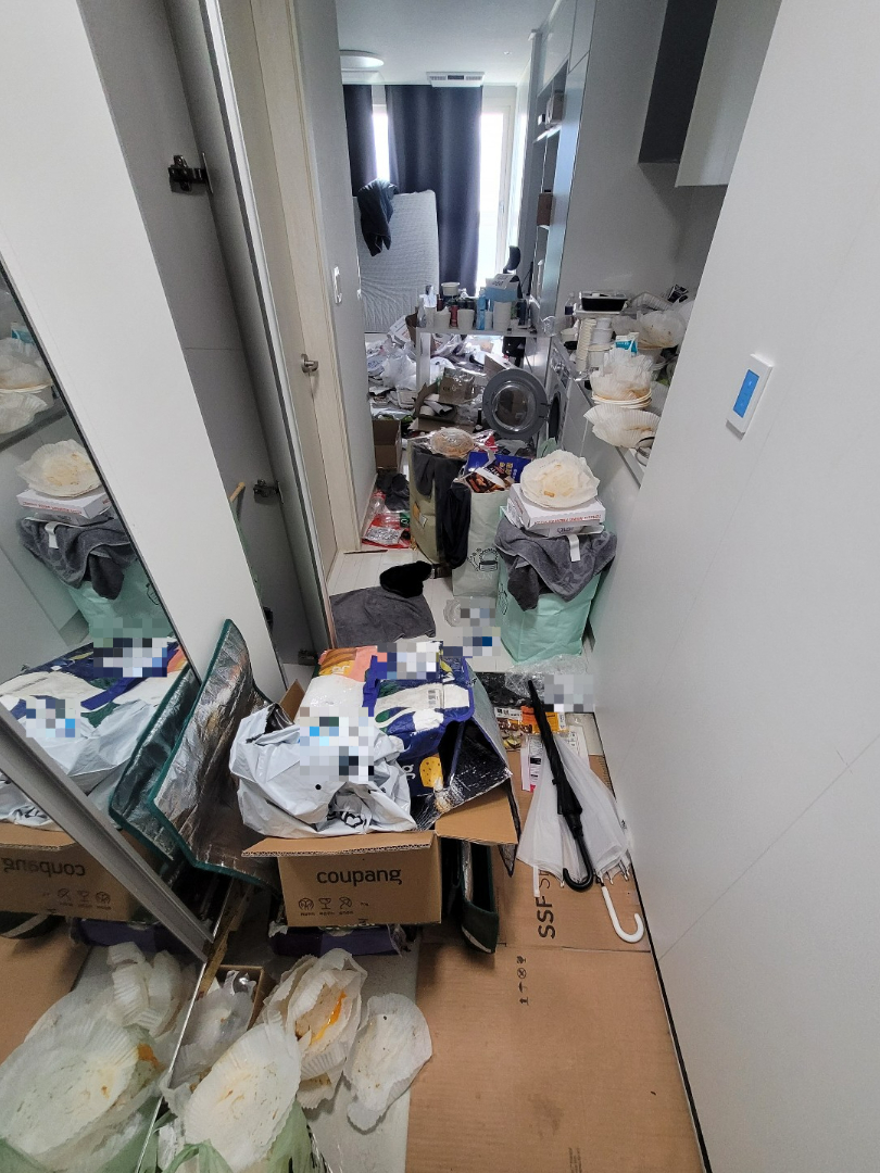 부산 쓰레기집 현관