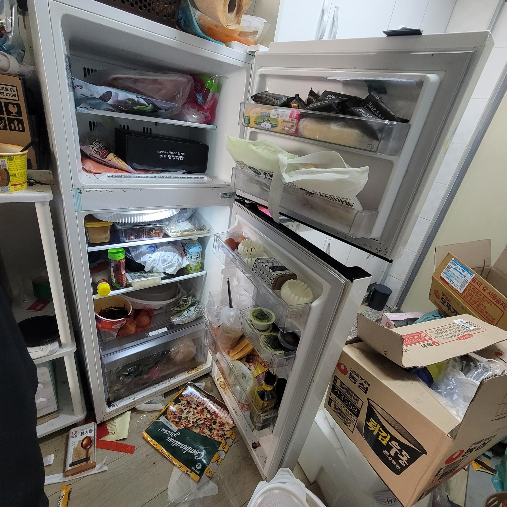 청소 전 냉장고[우아한정리 제공]