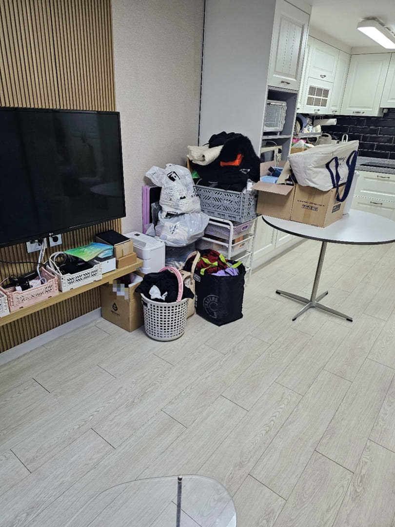 거실 바닥 쓰레기 청소