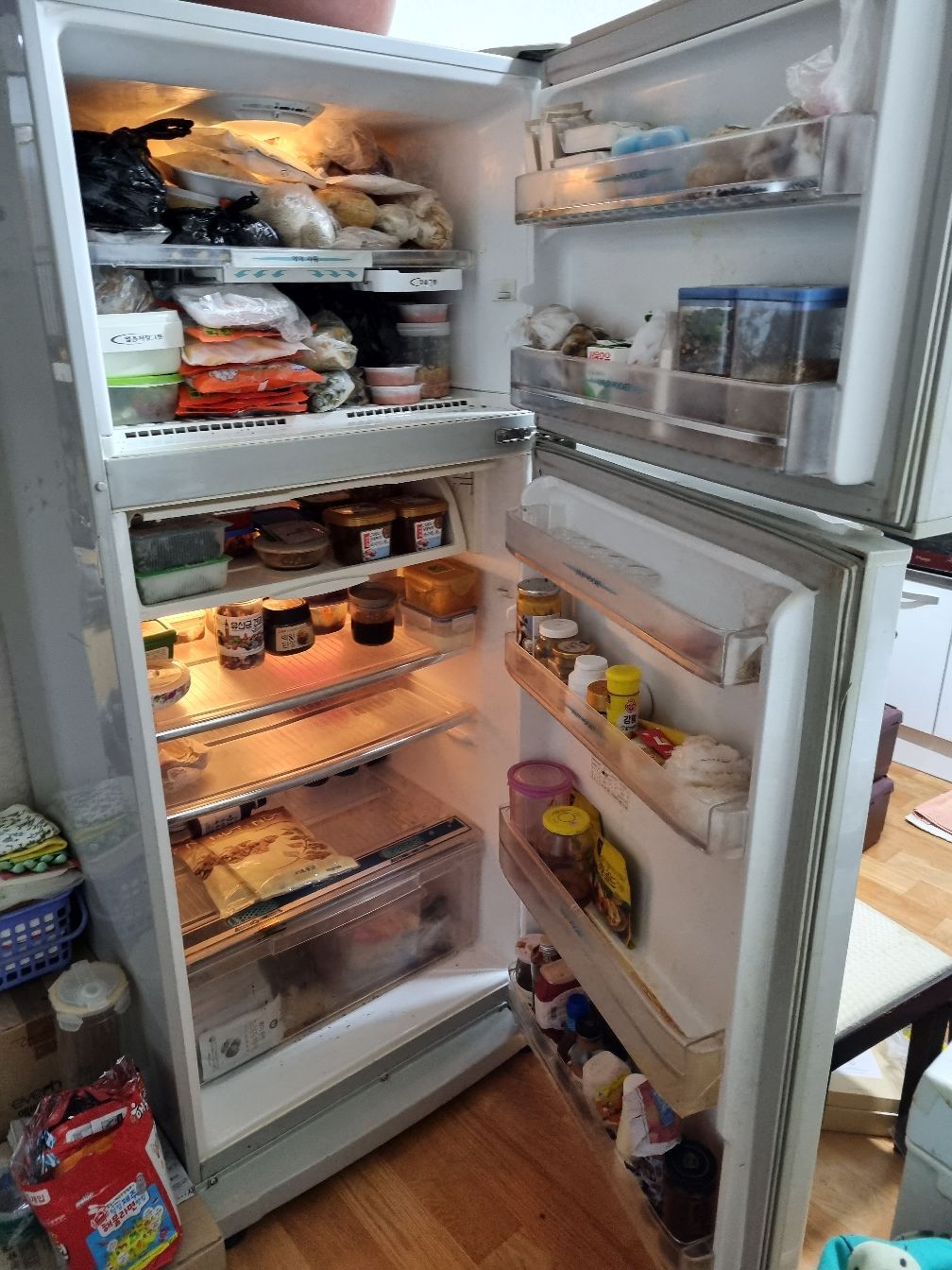 정리가 되지 않은 냉장고