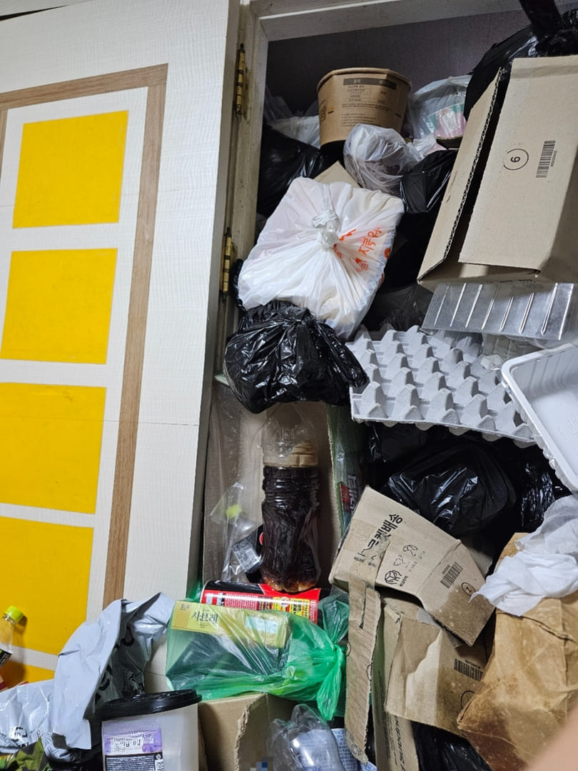 쓰레기집 안방 입구