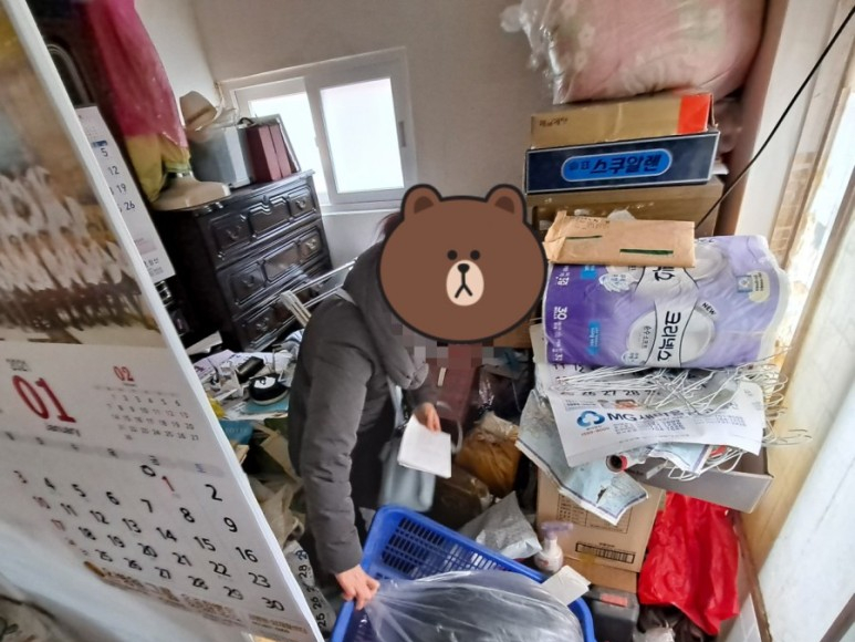 잡동사니로 가득한 방안