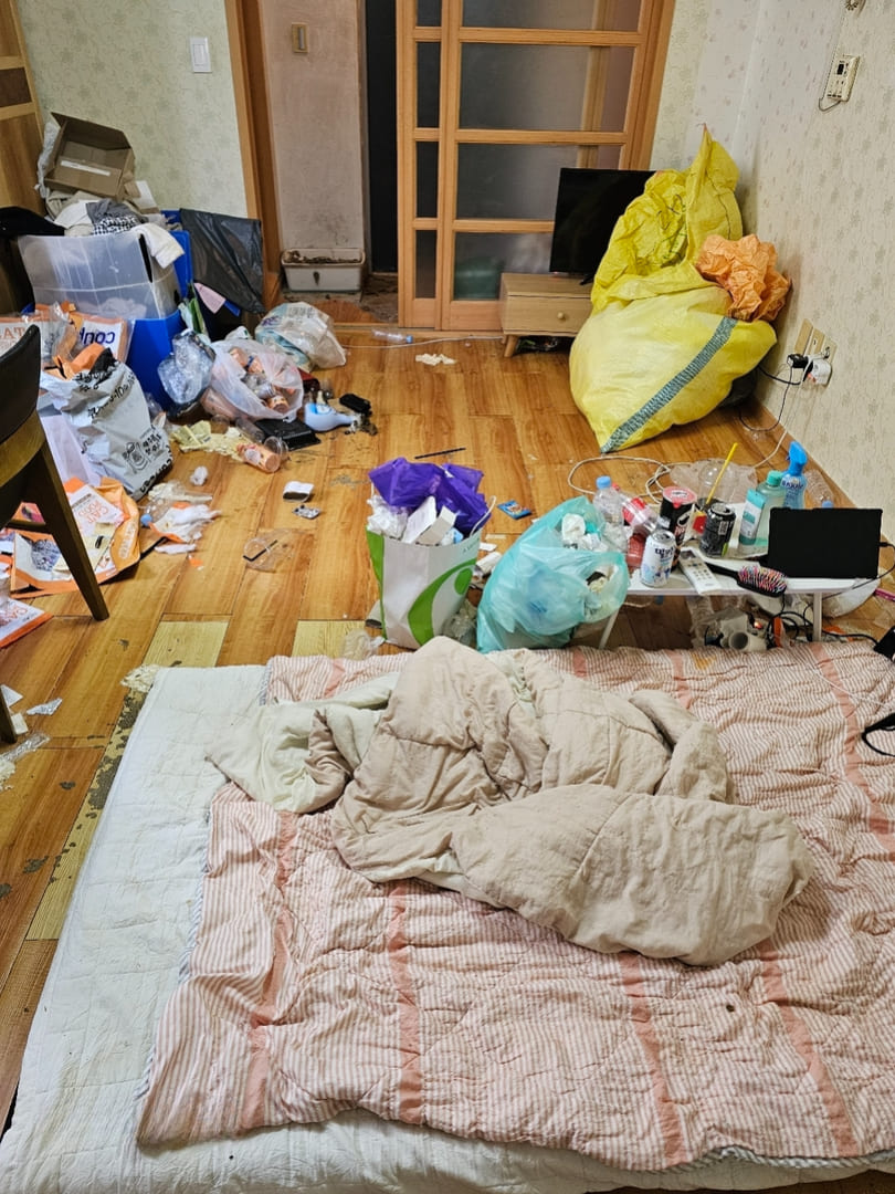 광주 쓰레기집 거실 바닥 청소 전