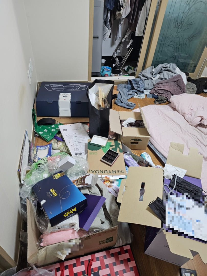 대전 쓰레기집 안방 바닥
