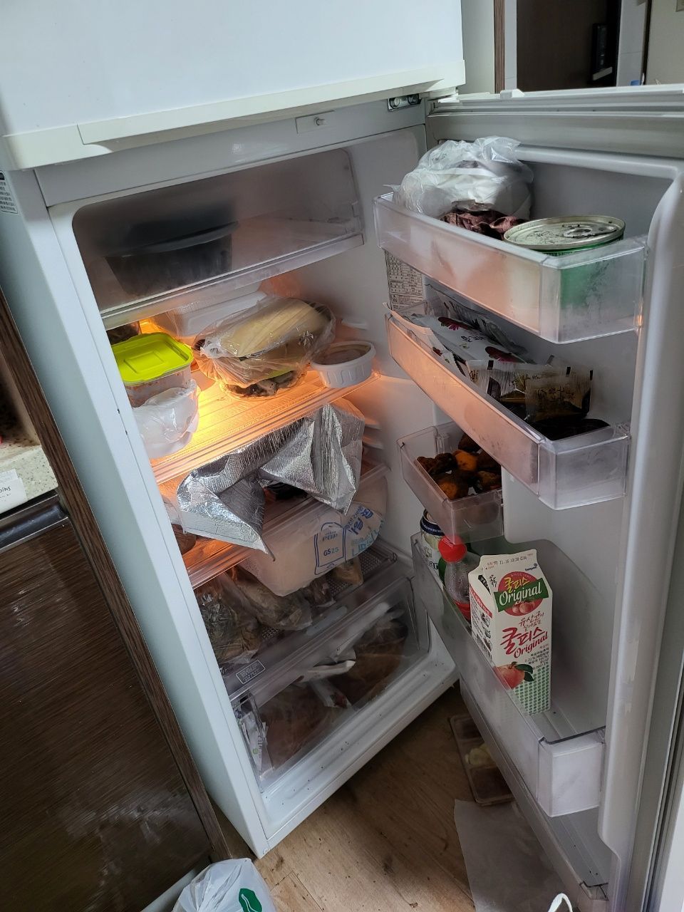 지저분한 냉장고 안