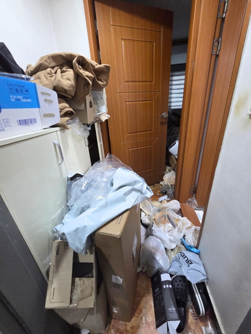 부산 쓰레기집 현관