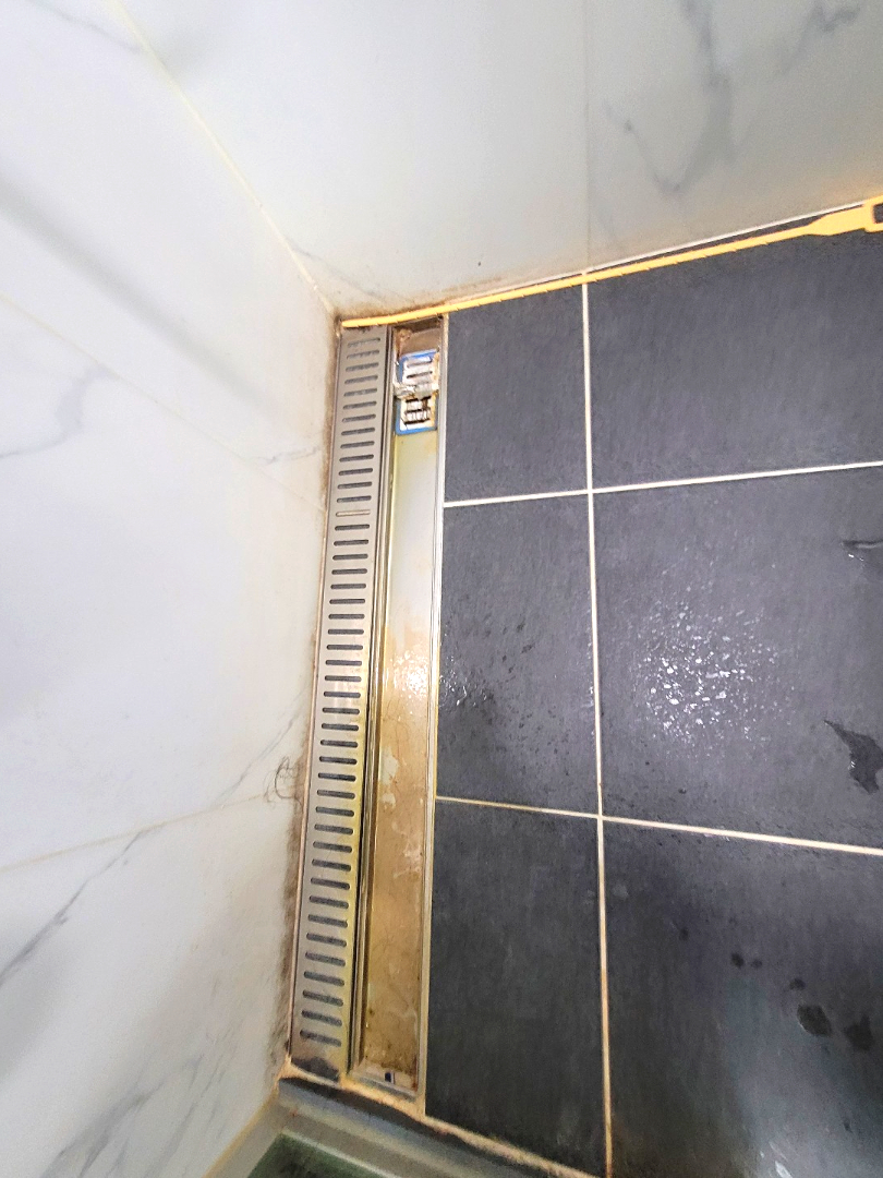 쓰레기집 화장실 샤워부스 폐기물 처리