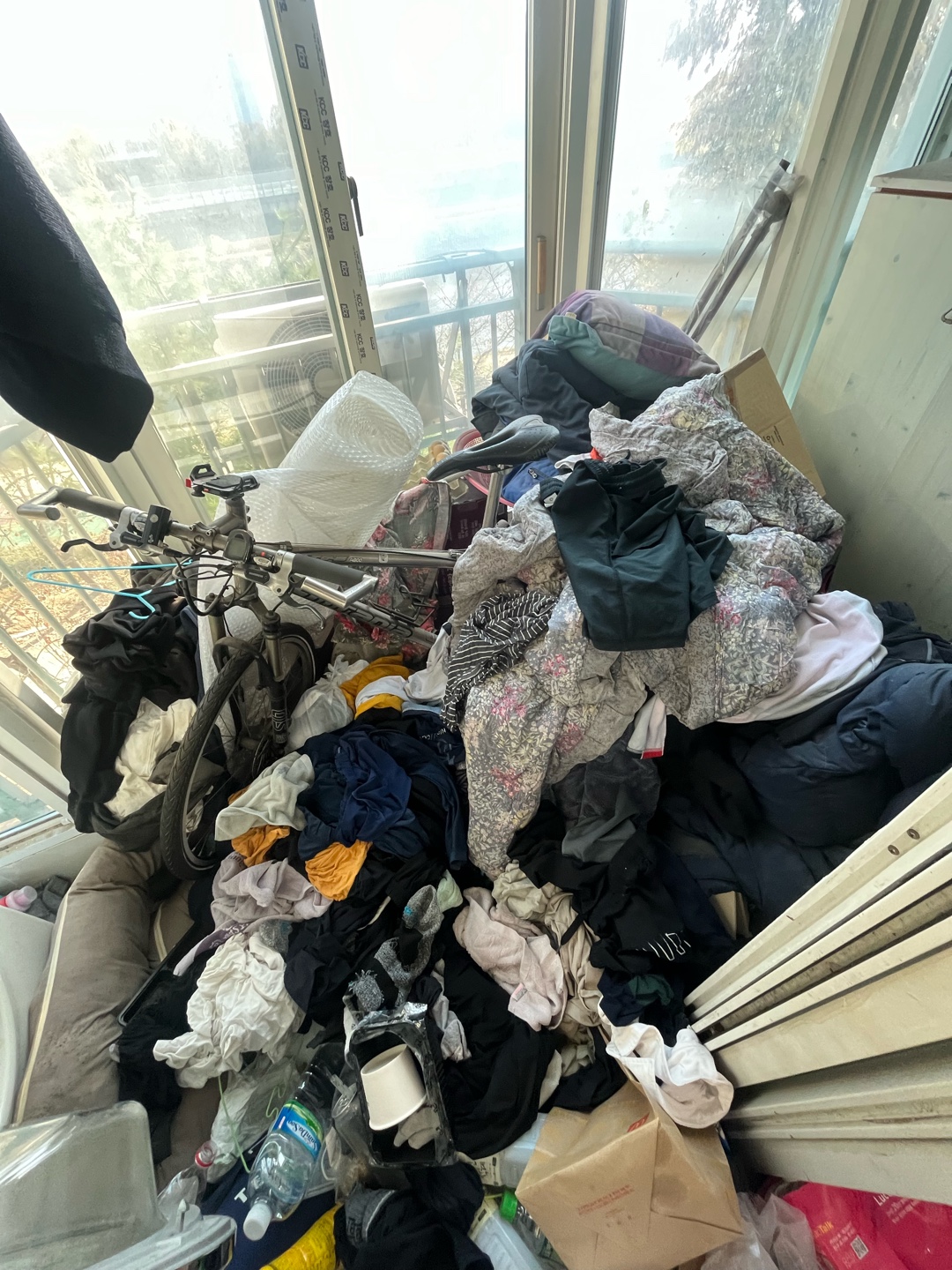 서울 강남 삼성동 쓰레기집 청소 전 베란다 사진 [우아한정리 제공]