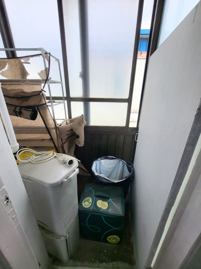 인천 쓰레기집 베란다