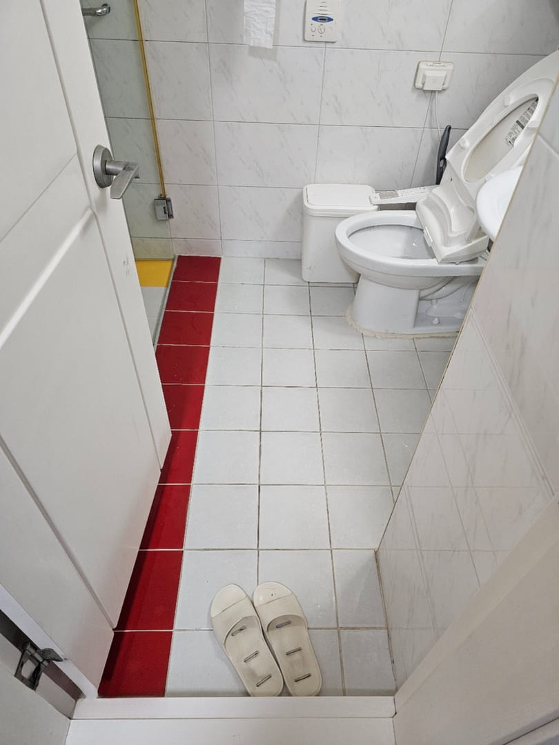 부산 쓰레기집 화장실 청소