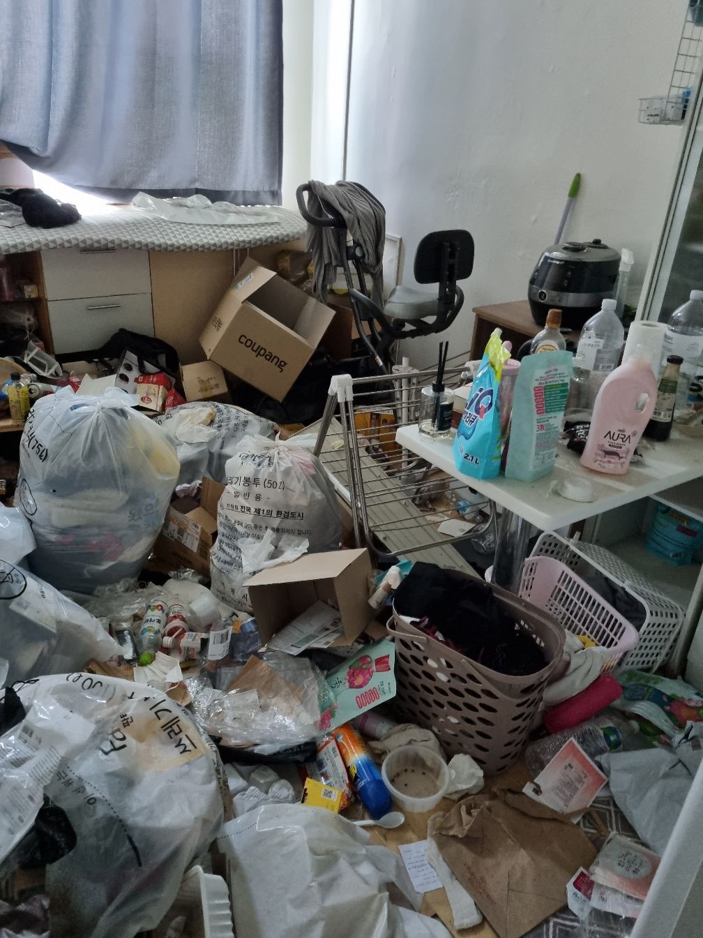 쓰레기가 잔뜩 쌓인 집