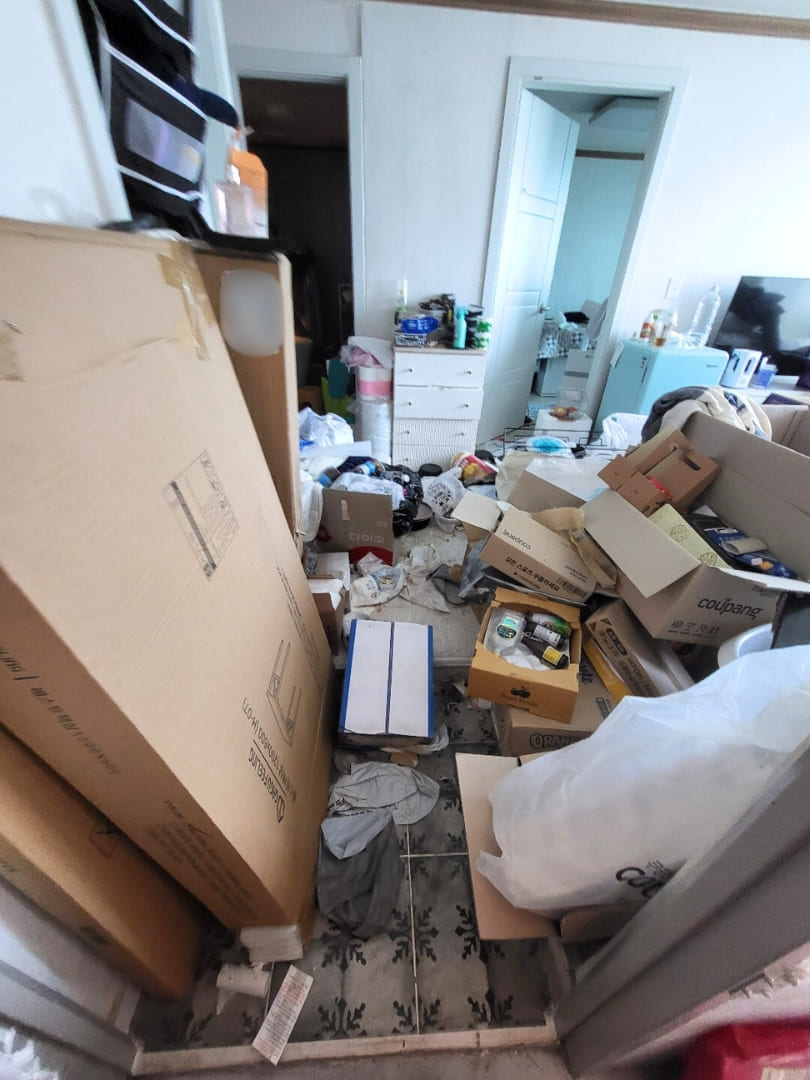 인천 쓰레기집 현관