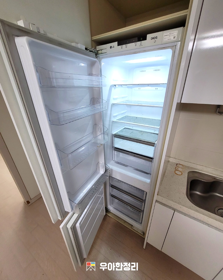 냉장고에 있는 가정폐기물 처리 후 우아한정리