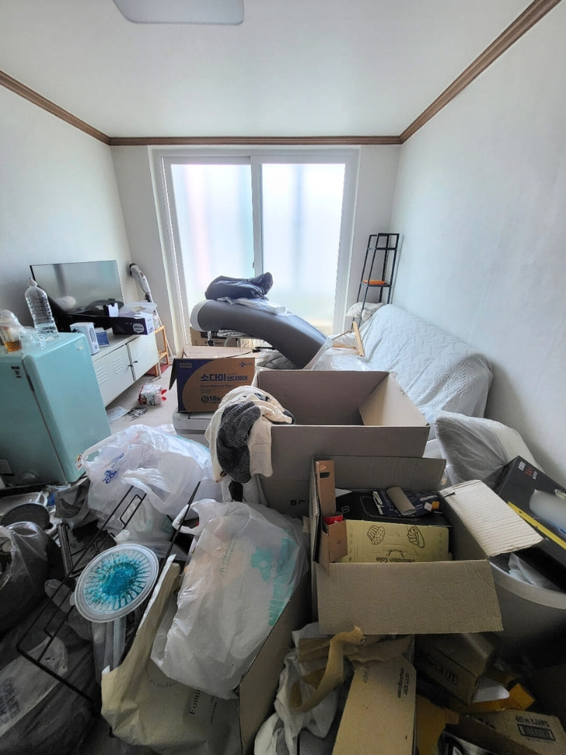 인천 쓰레기집 거실