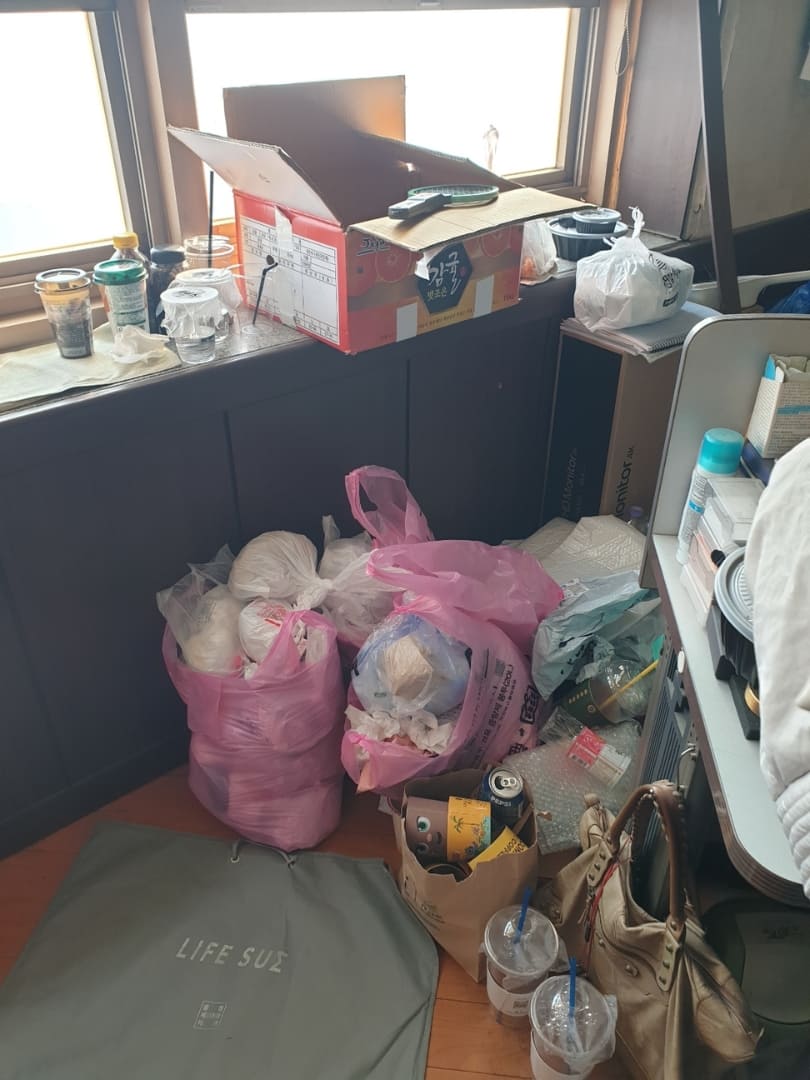 고양 쓰레기집 창문 바닥