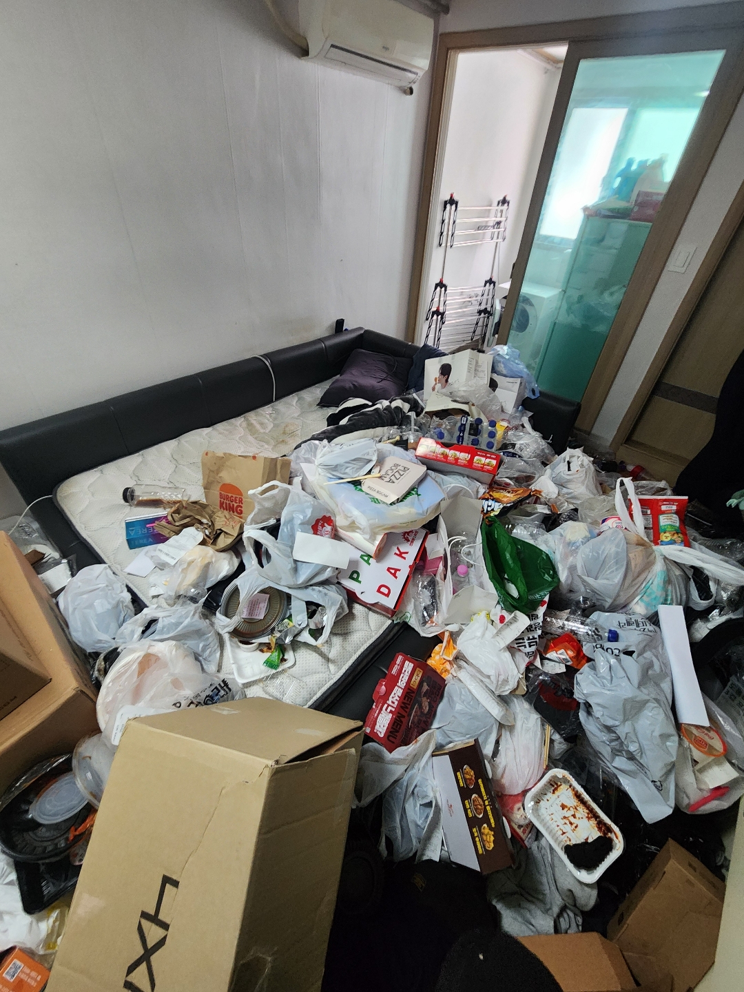 쓰레기집 청소 우아한정리 침대방 청소전 사진