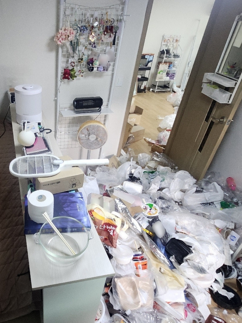 수원 쓰레기집 바닥