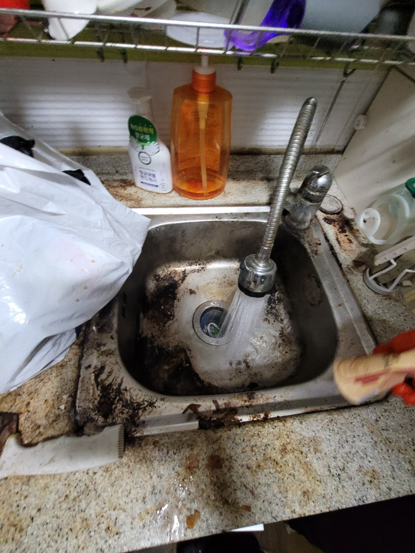 팔복동2가, 쓰레기집 청소 후 눈부신 변신! 전문가의 손길로 새 삶을! 작업전 이미지