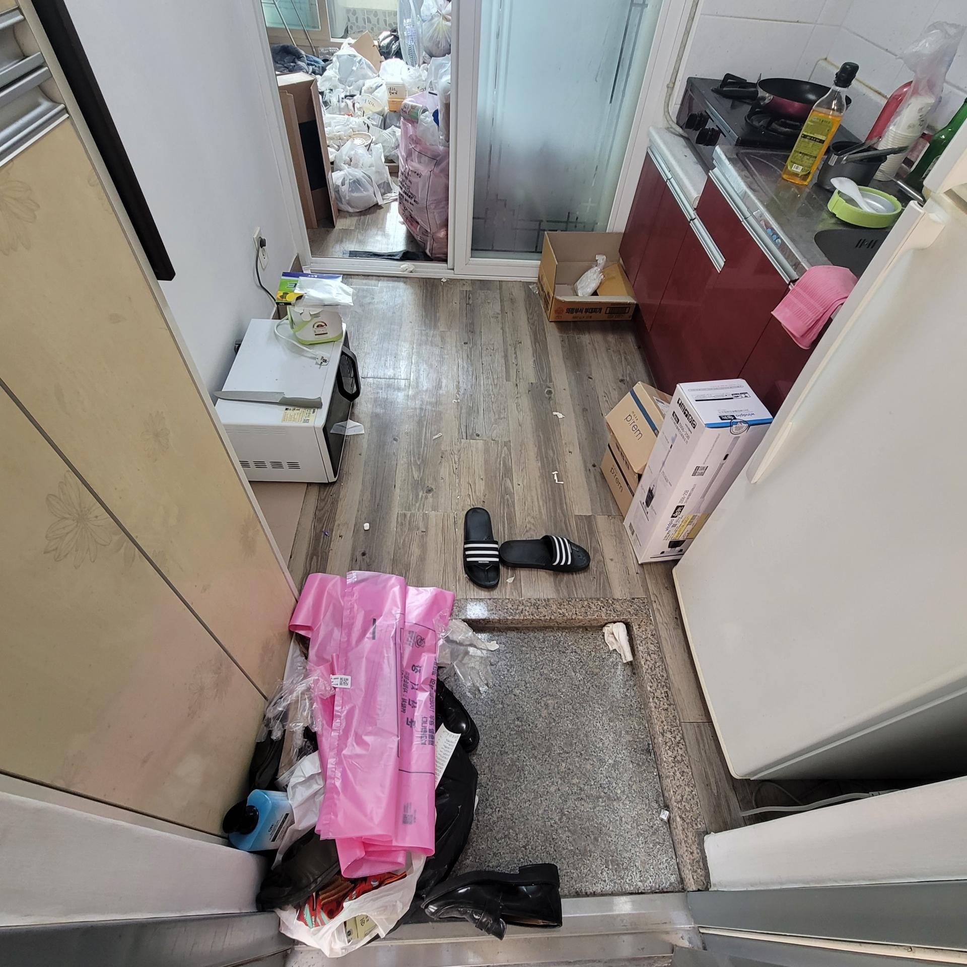 현관복도 청소 전