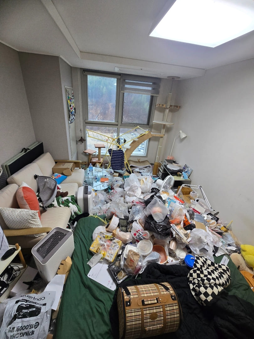 서울 쓰레기집 거실