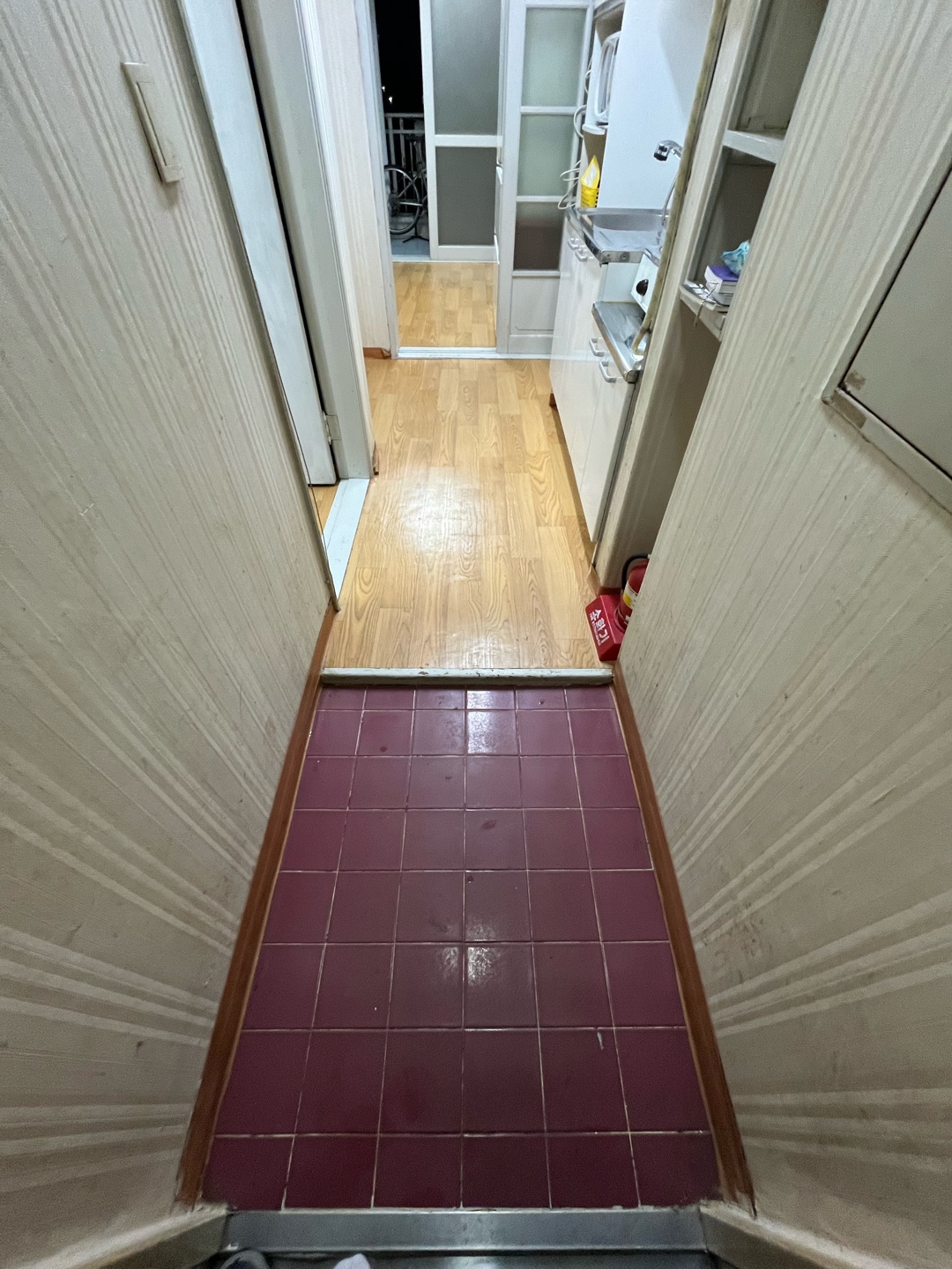 서울 강남구 삼성 쓰레기집 청소 후 베란다 복도 [우아한정리 제공]