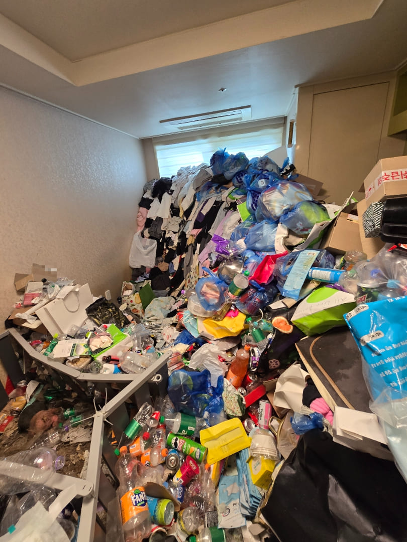 부산 쓰레기집 거실 폐기물