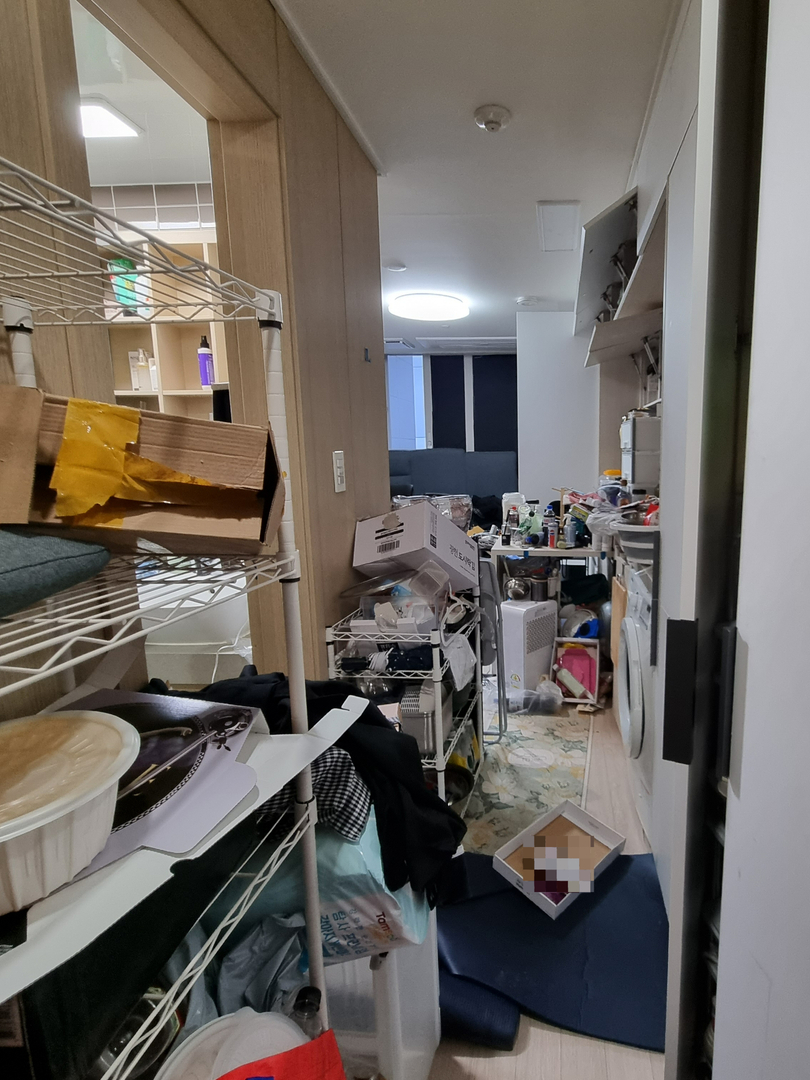 창원 쓰레기집 통로