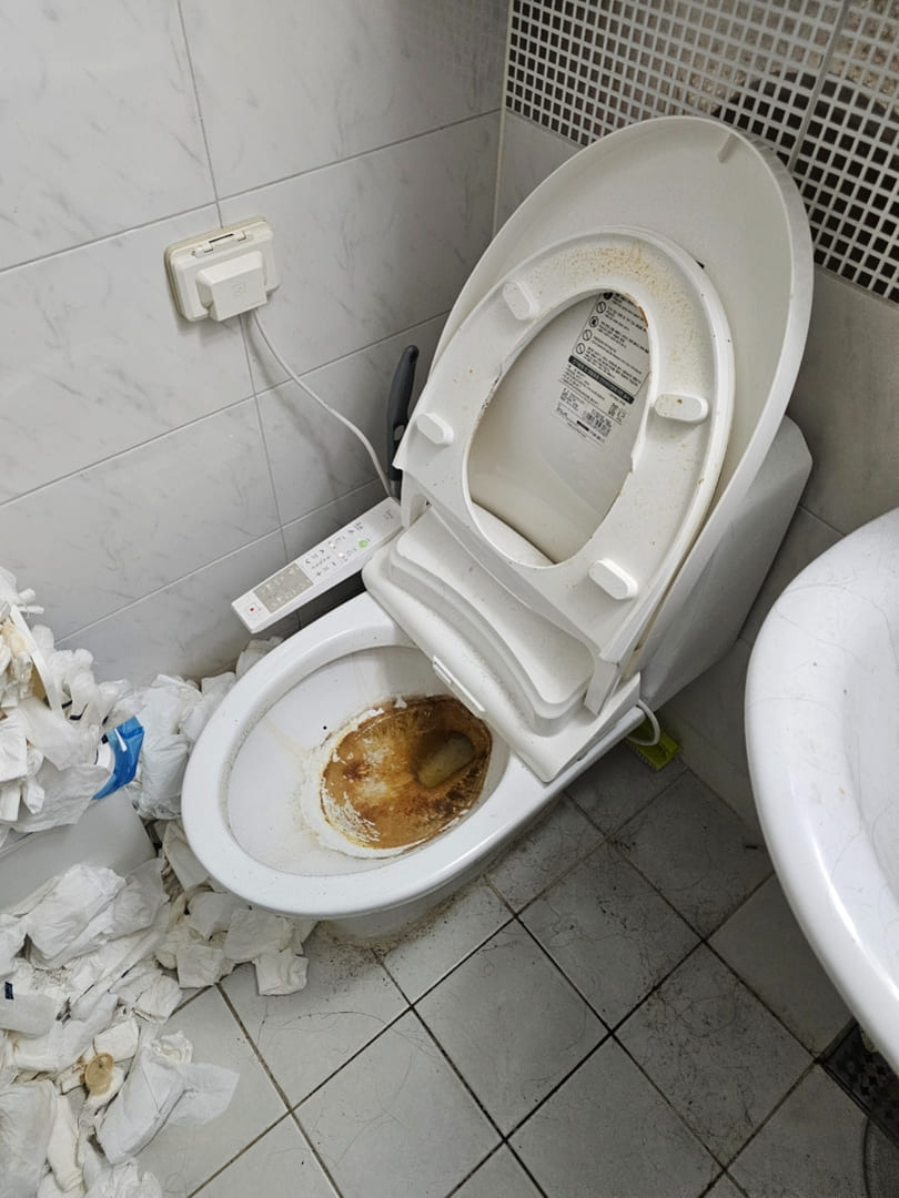 부산 쓰레기집 화장실 변기