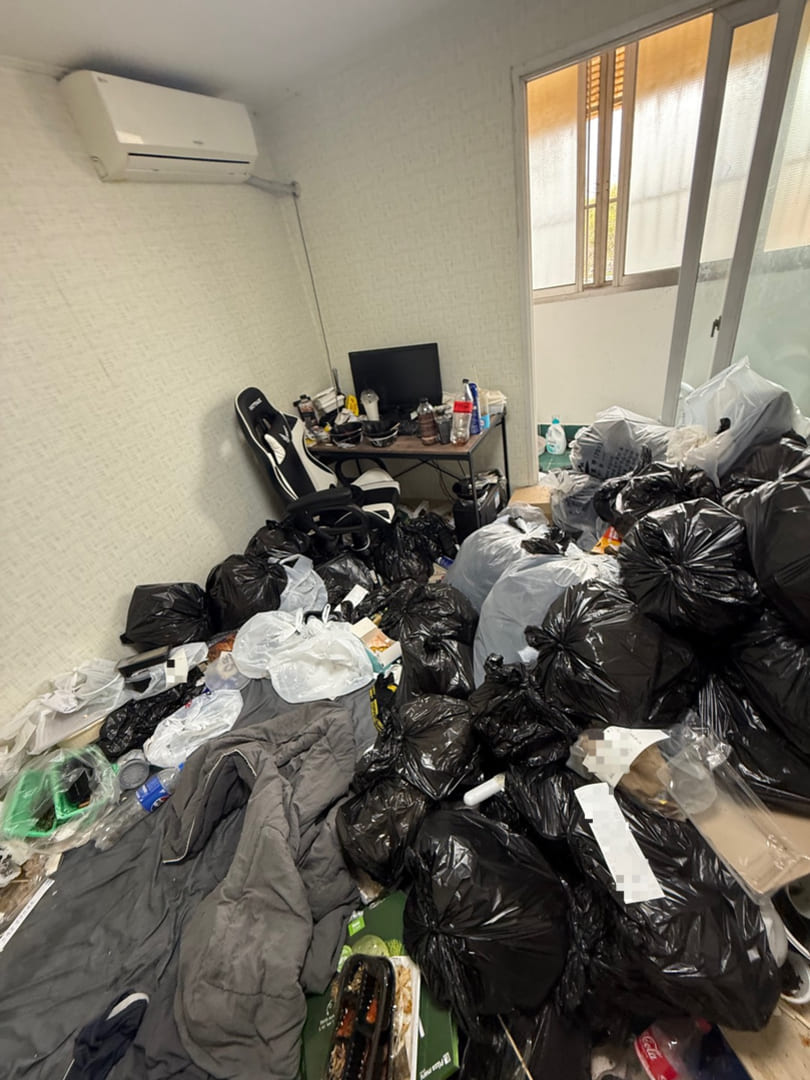 쓰레기집 이사거주 큰방