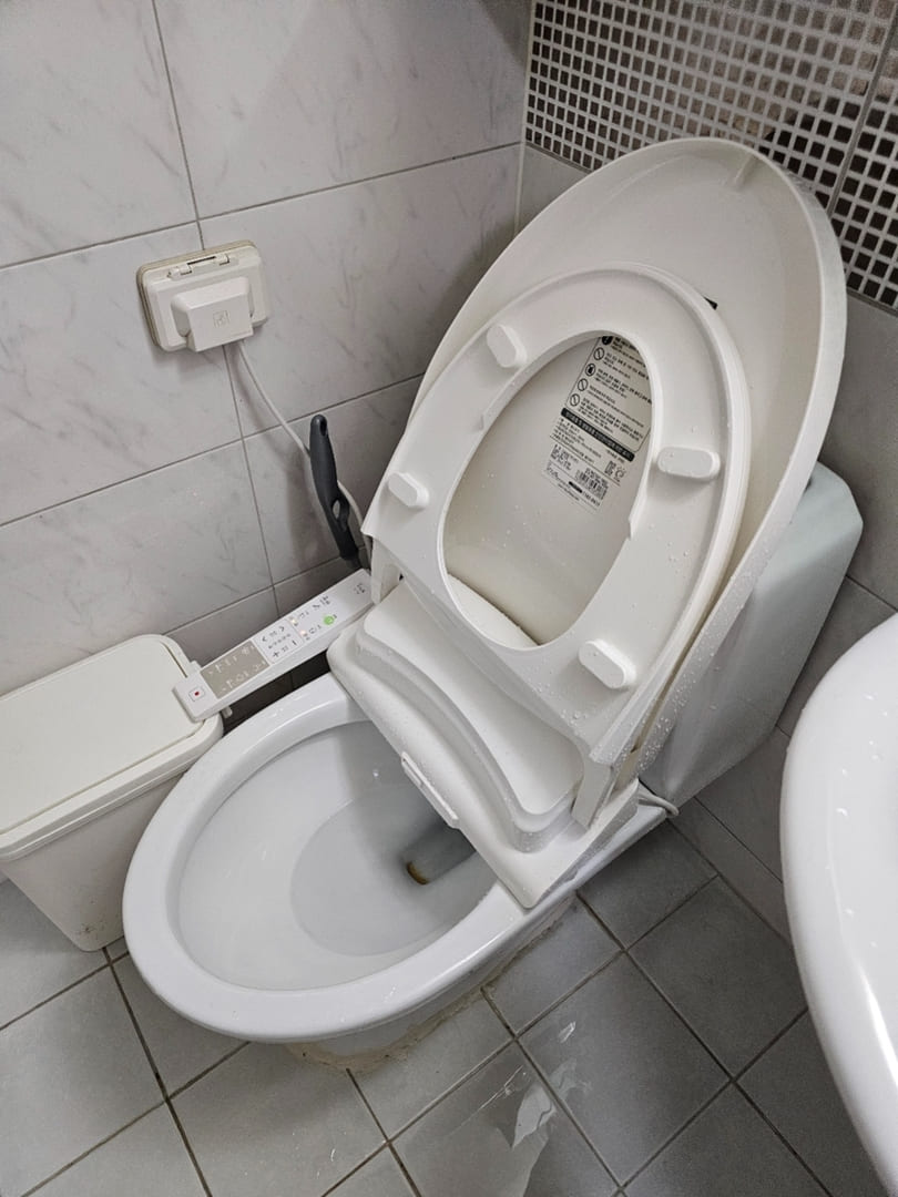 부산 쓰레기집 화장실 변기 청소