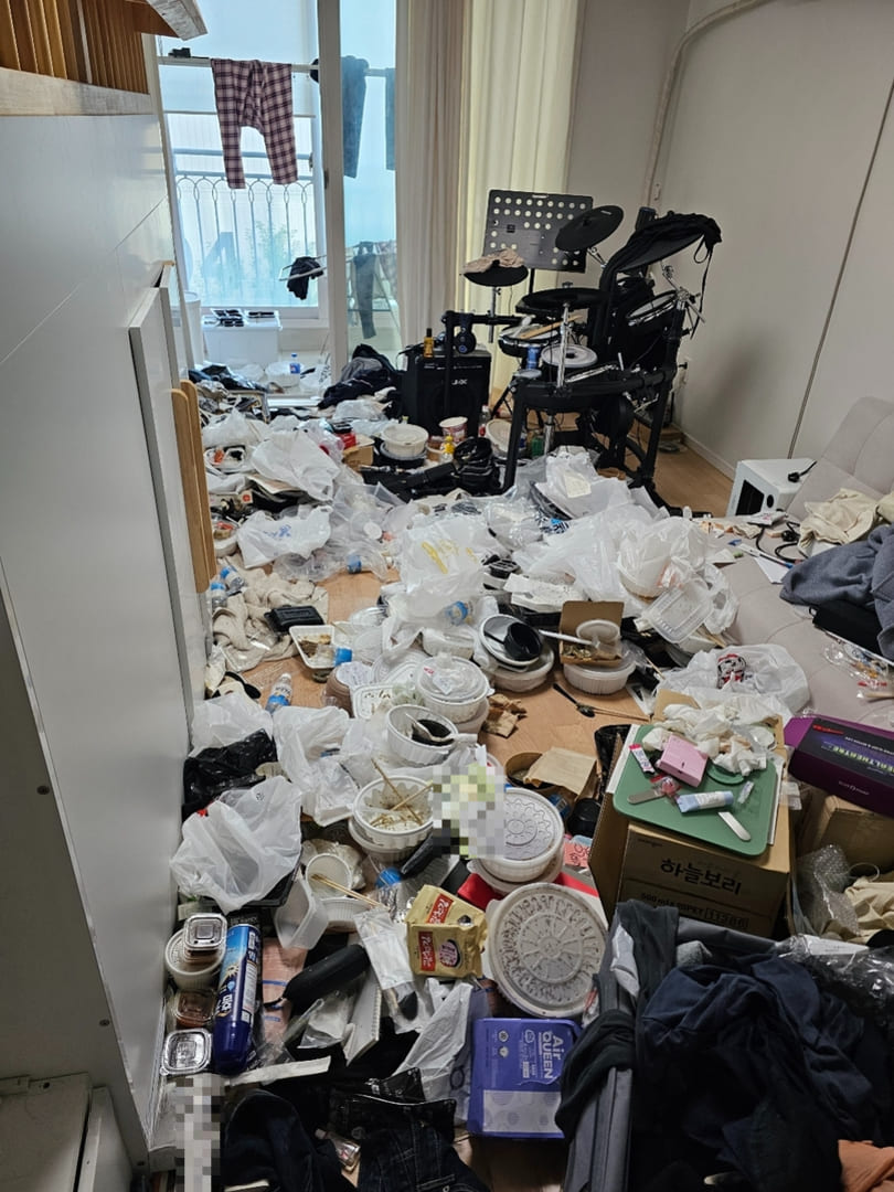 부산 쓰레기집 거실