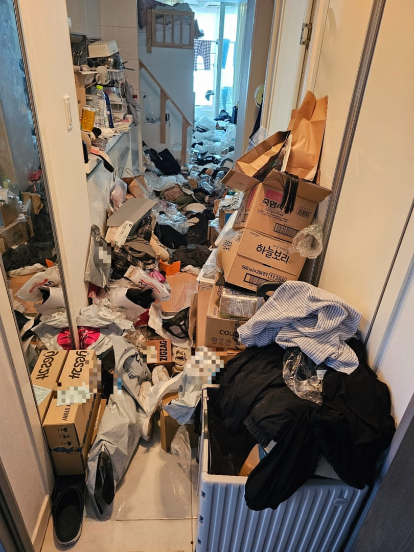부산 쓰레기집 현관