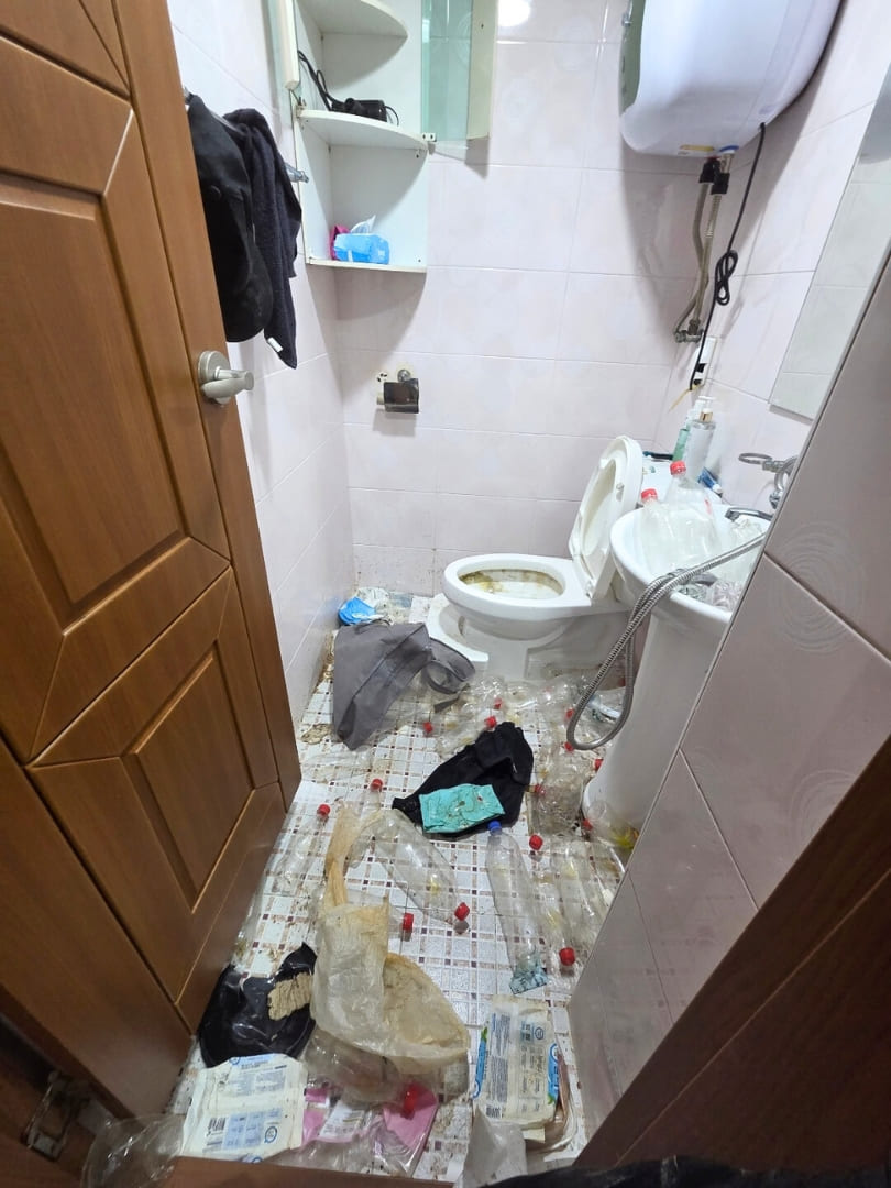 부산 쓰레기집 화장실 입구