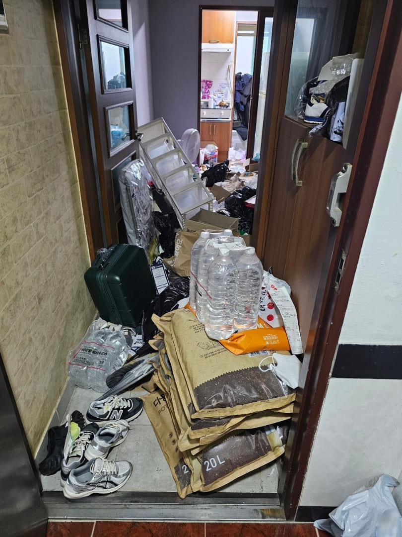 구미 쓰레기집 현관