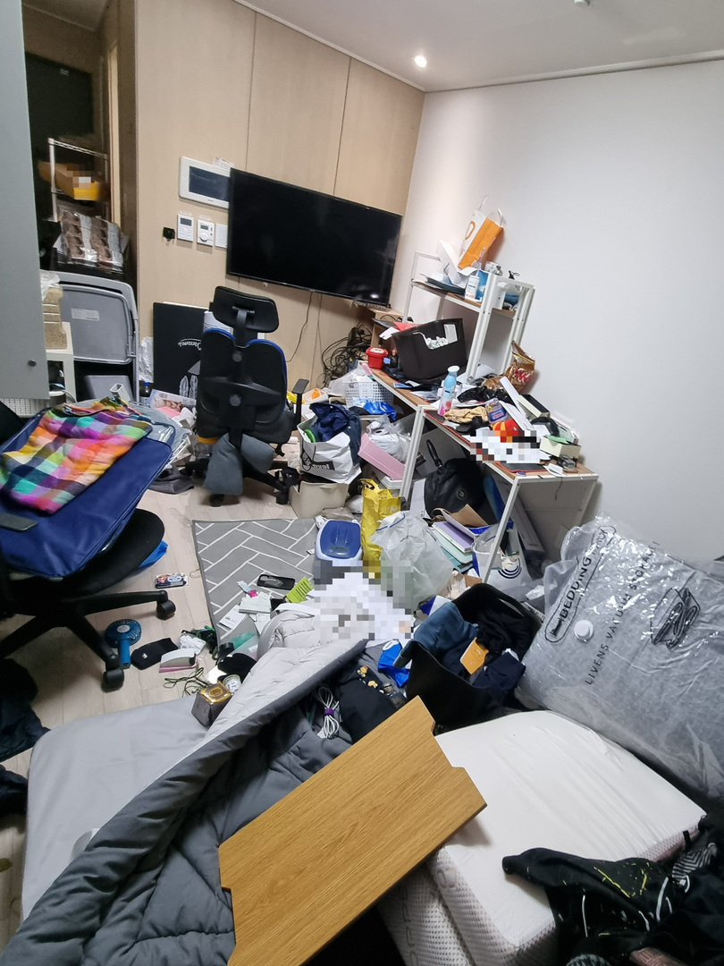 창원 쓰레기집 거실