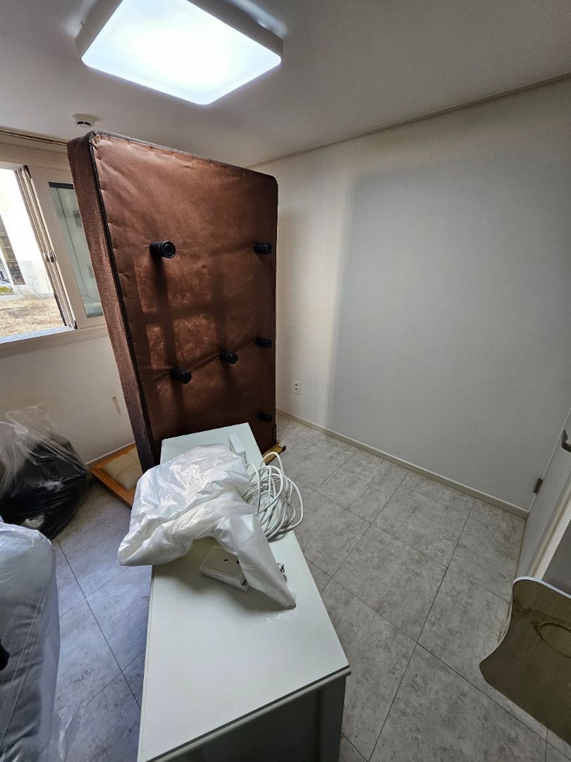 평택 쓰레기집 안방 침대